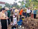Hội Nông dân xã Nghĩa Đàn hướng dẫn ủ phân hữu cơ vi sinh tại xóm Bình Hạnh